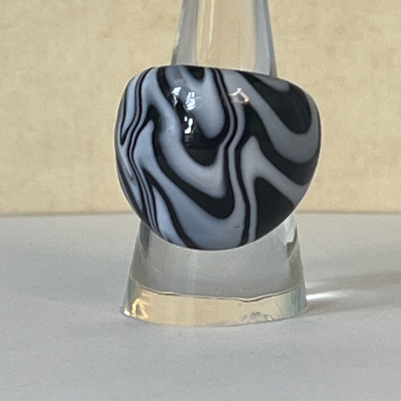 Glass Statement Ring Black & White Swirls Jewelry Size 7.5 - Picture 1 of 4